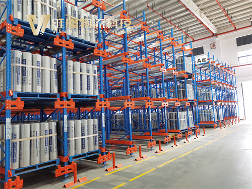 國(guó)內(nèi)知名的化工制造企業(yè)托盤穿梭車庫案例